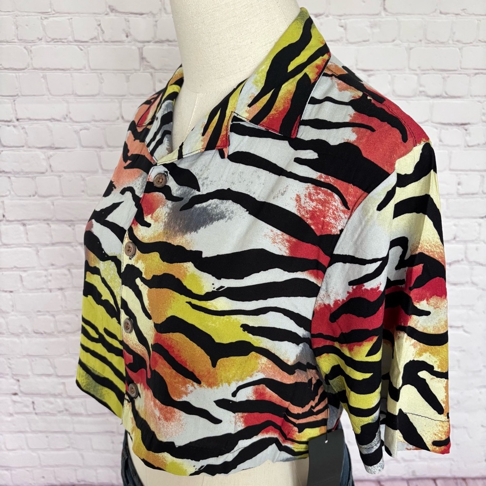 ED HARDY Tiger Print Short Sleeve Cropped Button Up Blouse--NWT--S - Picture 2 of 11